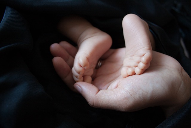 Baby put feet on her mom