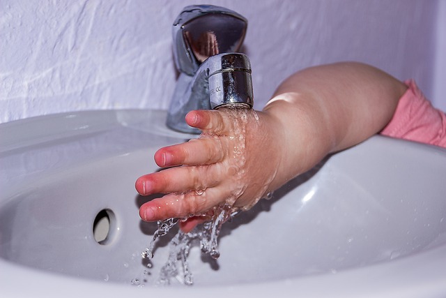 toddler wash hand